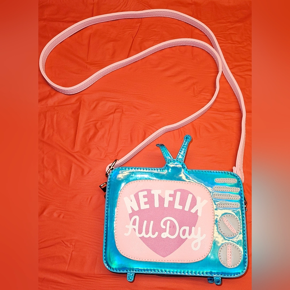 Netflix All Day Blue and Pink Crossbody Bag Great Pre-Owned Condition 7"×5.5"